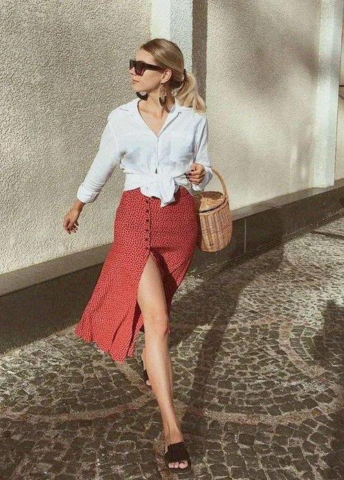 女人穿爆料裙子视频下载,女人穿爆料裙子视频下载背后的时尚风暴