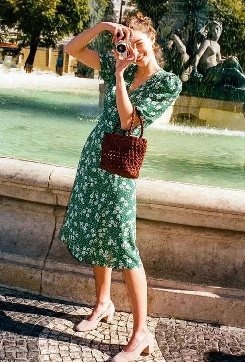 女人穿爆料裙子视频下载,女人穿爆料裙子视频下载背后的时尚风暴