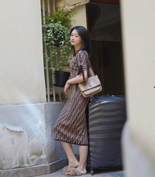 女人穿爆料裙子视频下载,女人穿爆料裙子视频下载背后的时尚风暴